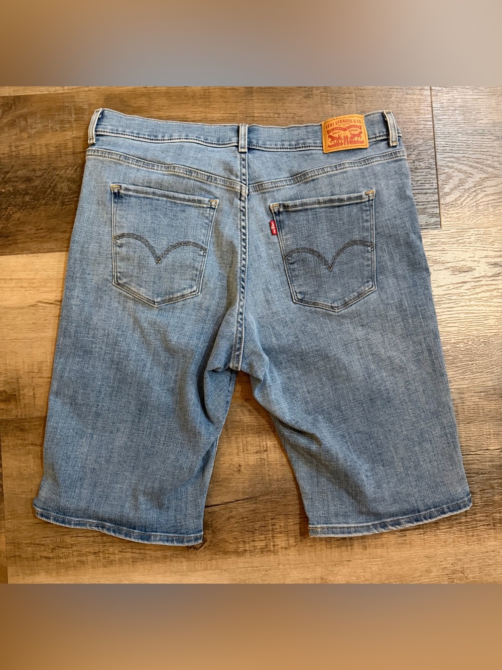LEVIโS Womenโs Distressed Bermuda Stretch Shorts Size 32 - Picture 10 of 14